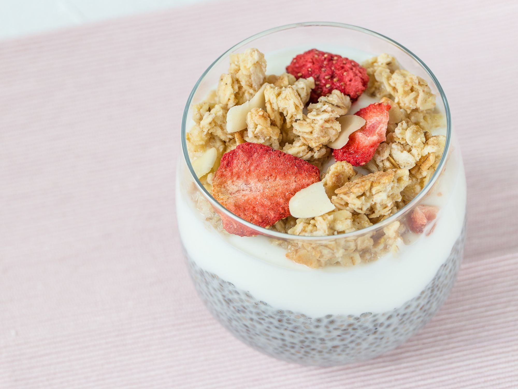 Chia Pudding, Granola Maison Et Fruits Rouges - Skin & Out