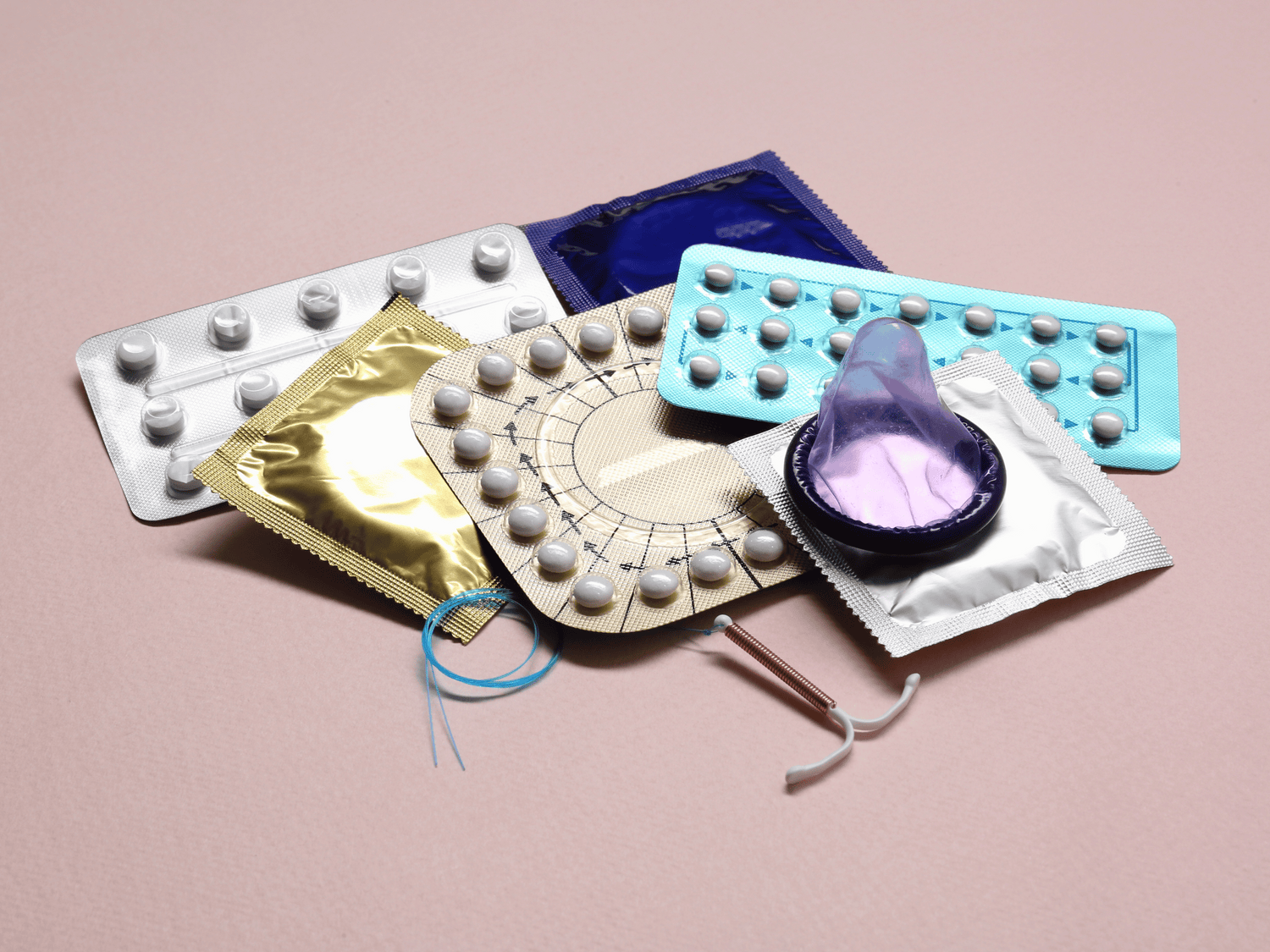 Quel est le lien entre la contraception et l'acné ? Y a-t-il une différence entre la pilule, le stérilet et l'implant ? Laquelle donne moins de boutons ?
